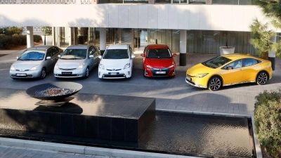 Ahnengalerie: Der Prius ist bei Toyota immer noch als neues Modell im Programm (r) - aktuell in Deutschland aber nur als Plug-in-Hybrid erhältlich. (Foto: Toyota/dpa-tmn)