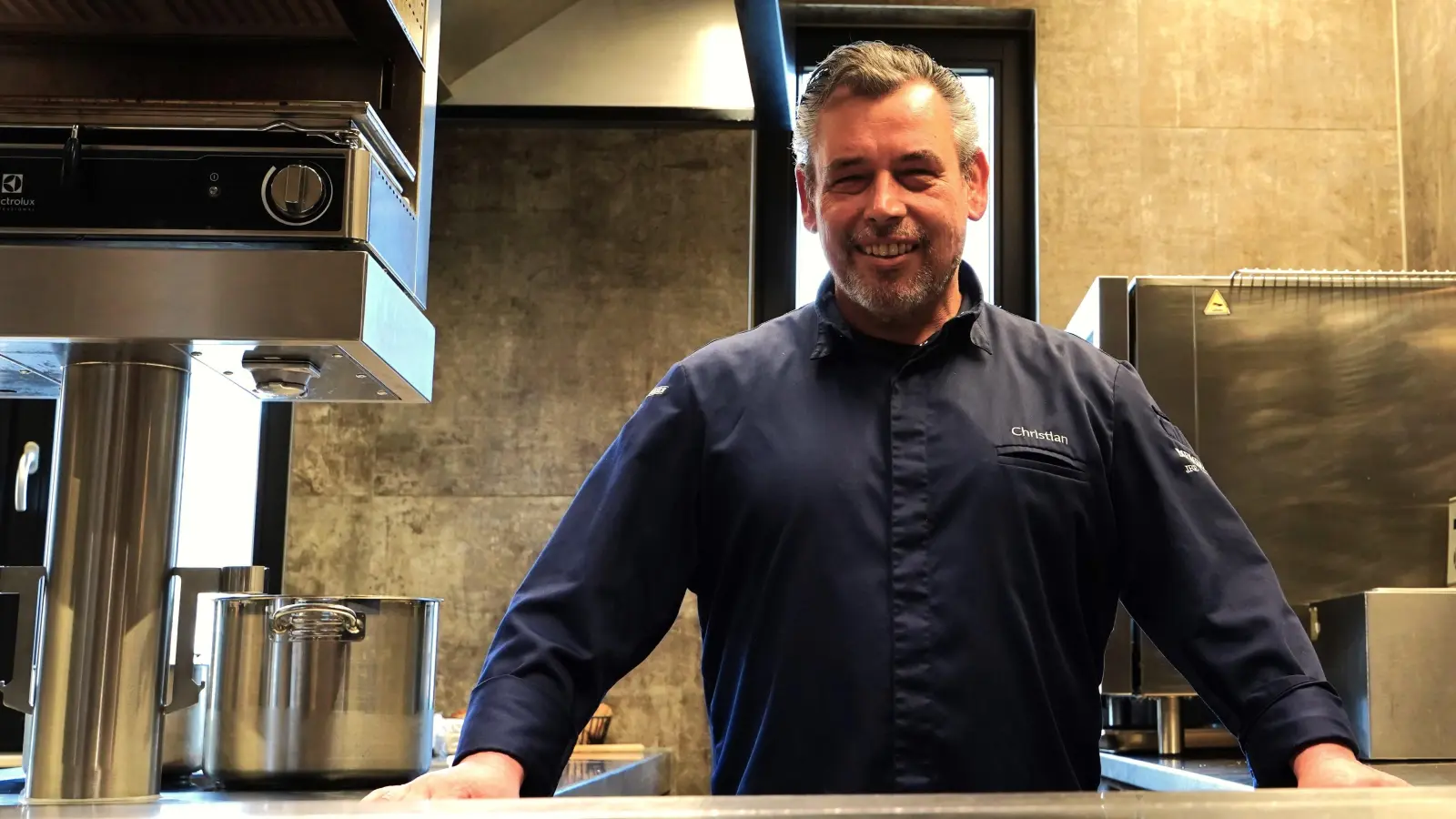 In seiner Küche ist Christian Mittermeier glücklich – auch wenn er deren Leitung mittlerweile abgegeben hat. „Beim Kochen muss man sich auf die Sache konzentrieren. Dazu habe ich zu viel um die Ohren.“ (Foto: Simone Hedler)