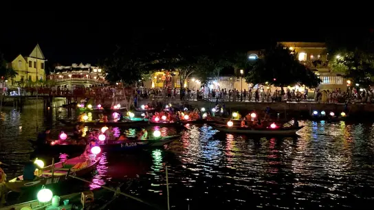 Ein Lichtermeer: Von Lampions beleuchtete Boote fahren am Abend auf dem Thu Bon River. (Foto: Carola Frentzen/dpa-tmn)