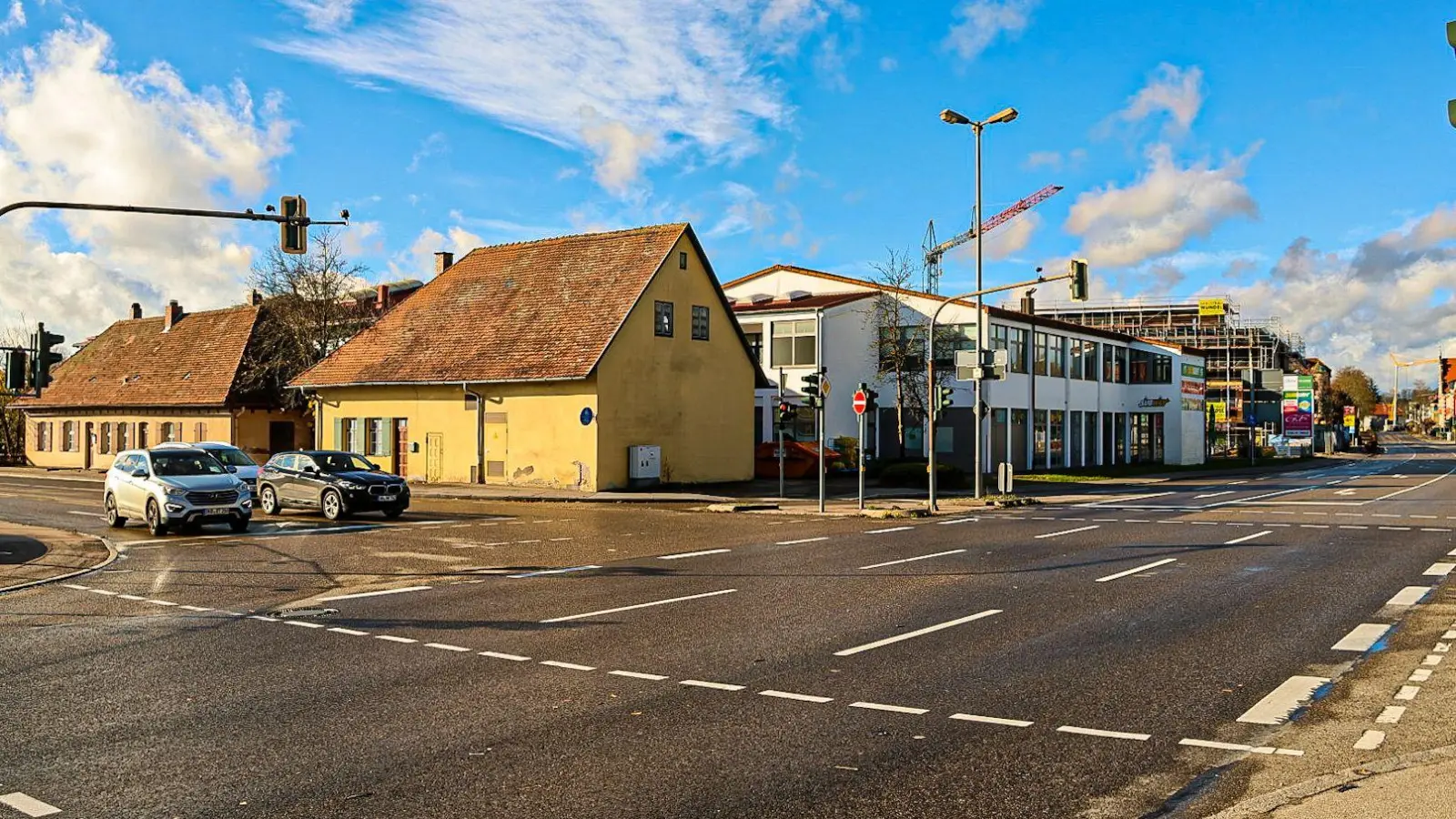 Die Kreuzung Am Brühl ist in Dinkelsbühl ein Verkehrsknotenpunkt. Ab März wird an der unfallträchtigen Stelle ein Kreisverkehr gebaut. Dafür muss die von Max Neeser gebaute ehemalige Desinfektionsanstalt (gelbes Haus) weichen. (Foto: Martina Haas)