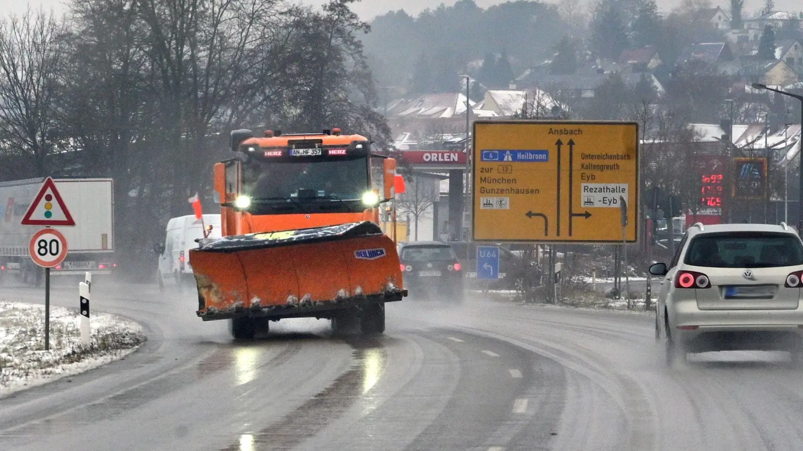 Jeweils neun Lkw und Kleintraktoren sowie 50 Männer und Frauen hatte das Ansbacher Betriebsamt im Einsatz, um die Straßen in Ansbach zu räumen. (Archivbild: Jim Albright)