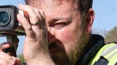 Mit dem Blitzmarathon soll die Sicherheit auf Bayerns Straßen erhöht werden - zu hohes Tempo fordert jedes Jahr viele Todesopfer. (Foto: Daniel Löb/dpa)