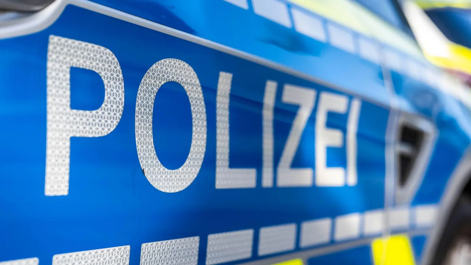 Die Polizei sucht Zeugen eines Unfalls zwischen Neunstetten und Ansbach. (Symbolbild: David Inderlied/dpa)