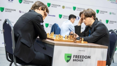 Vincent Keymer (r) im Spiel gegen Magnus Carlsen. (Foto: David Llada/International Chess Federation/dpa)