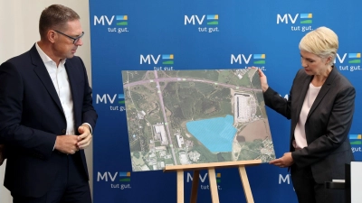 Schwarz-Chef Chrzanowski und Mecklenburg-Vorpommerns Ministerpräsidentin Schwesig stellen den Plan für das neue Rechenzentrum bei Rostock vor.  (Foto: Bernd Wüstneck/dpa)