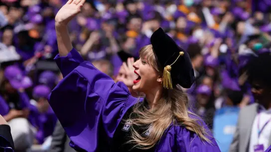 Taylor Swift hat die Ehrendoktorwürde erhalten. Bei der Abschlussfeier hatte sie Lebenstipps parat. (Foto: Seth Wenig/AP/dpa)