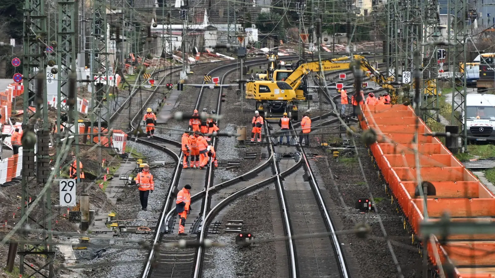 Auf der Riedbahn zwischen Frankfurt und Mannheim wurde bereits gebaut - viele weitere Generalsanierungen werden sich dagegen deutlich verzögern. (Archivbild) (Foto: Arne Dedert/dpa)