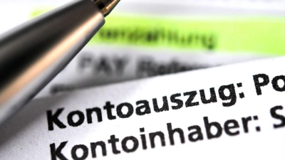 Besonders viel Gebühr müssen laut Verivox-Umfrage Sparkassen-Kunden zahlen. (Symbolbild) (Foto: Sina Schuldt/dpa)