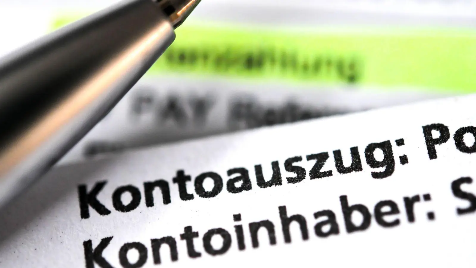 Besonders viel Gebühr müssen laut Verivox-Umfrage Sparkassen-Kunden zahlen. (Symbolbild) (Foto: Sina Schuldt/dpa)