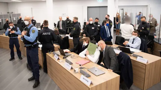 Die Angeklagten im Prozess um den Juwelendiebstahl im Grünen Gewölbe sitzen vor Prozessbeginn im Verhandlungssaal auf ihren Plätzen. (Foto: Sebastian Kahnert/dpa-Zentralbild-Pool/dpa)