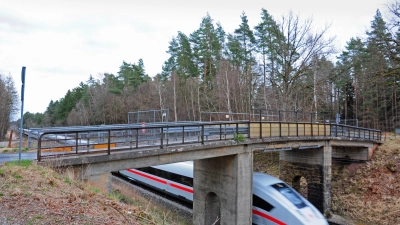 Die Brücke, unter der die Züge mit hohem Tempo durchfahren, ist laut Gutachten in einem insgesamt schlechten Zustand, ein Pfeiler wird nur noch durch Eigenspannung gehalten. Nun steht der Abriss bevor. (Foto: Jonas Volland)