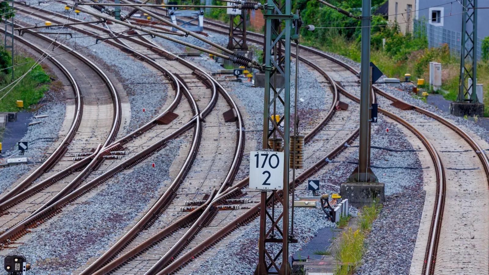 Das Bundesverkehrsministerium hatte in den Haushaltsverhandlungen auf mehr Geld für Neu- und Ausbauprojekte bei der Bahn gedrängt. (Archivbild) (Foto: Jens Büttner/dpa)