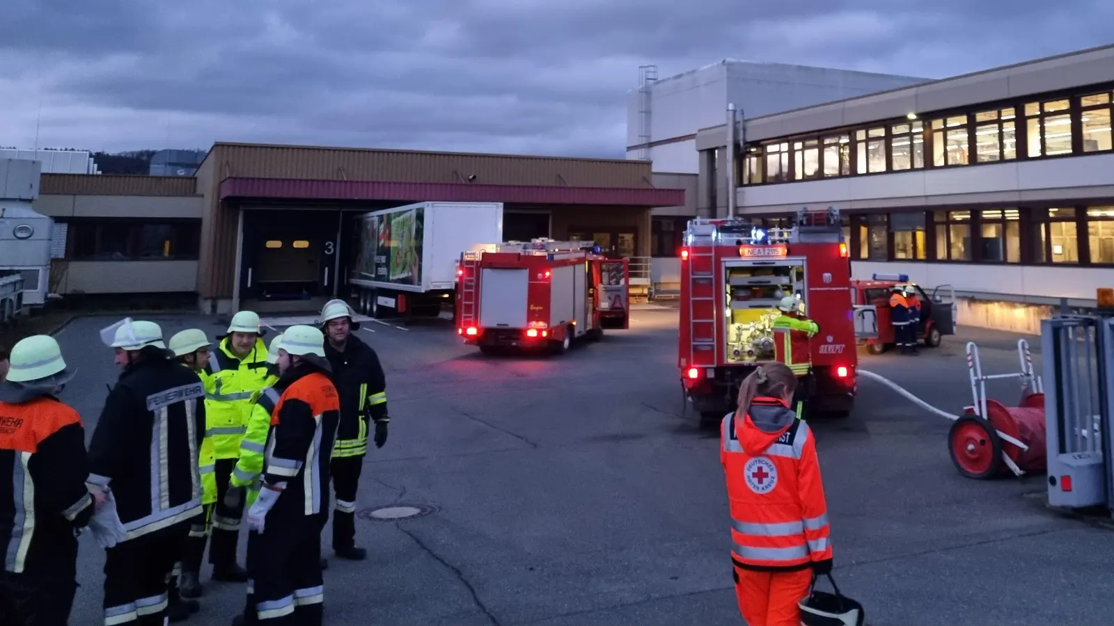 Zu einem Industriebetrieb in Sugenheim rückten wegen eines Brandes zahlreiche Feuerwehren an. (Foto: Rainer Weiskirchen)