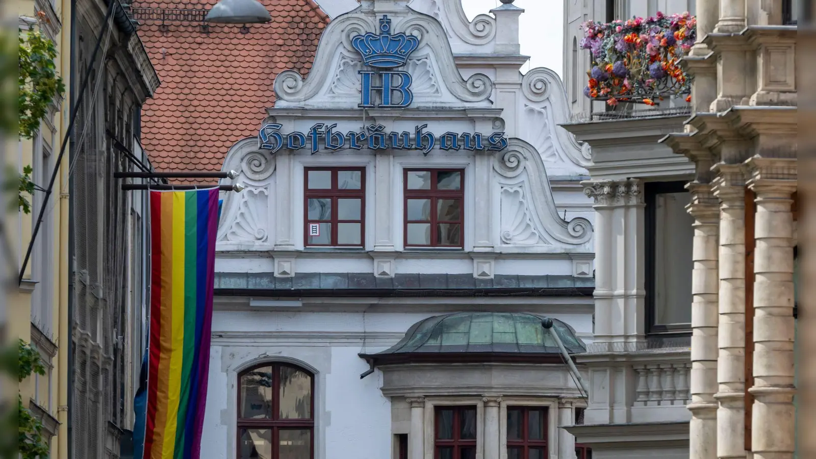 Das Münchner Hofbräuhaus ist (mindestens) Bayerns bekanntestes Wirtshaus.  (Foto: Peter Kneffel/dpa)