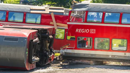 Mehrere Waggons des verunfallten Regionalzuges steht nahe an der Unfallstelle. (Foto: Peter Kneffel/dpa/Archivbild)
