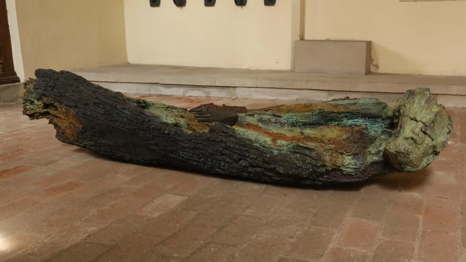 „Mare a Ters“ erinnert nicht wenig an einen verbrannten menschlichen Körper. Einzig das Gesicht ist noch erkennbar in seiner gequälten und zugleich fragenden Pose. (Foto: Martina Kramer)