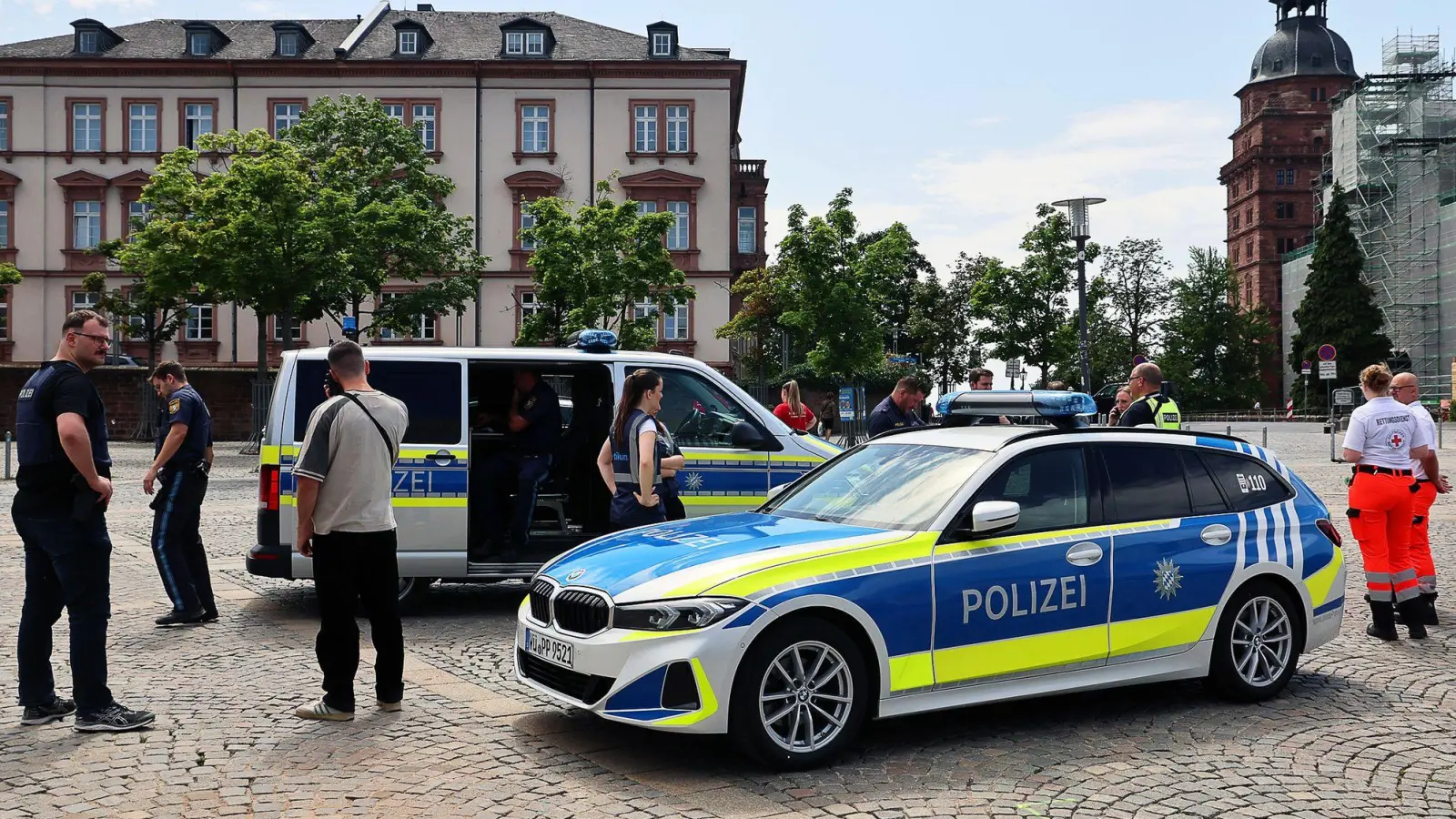 Etwa 20 Polizeistreifen waren laut einem Sprecher bei der Suche im Einsatz. (Foto: Ralf Hettler/dpa)