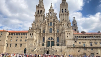Pilger auf dem Obradoiro-Platz vor der Kathedrale von Santiago de Compostela. (Foto: Emilio Rappold/dpa)