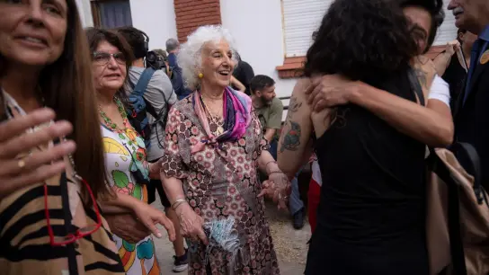 Estela de Carlotto (M), die Leiterin der Menschenrechtsorganisation Abuelas de Plaza de Mayo („Großmütter der Plaza de Mayo“), und andere Aktivisten treffen sich in ihrem Büro im ehemaligen Folterzentrum ESMA in Buenos Aires, Argentinien. (Foto: Victor R. Caivano/AP/dpa)