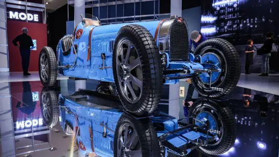 Ein Rennwagen von Bugatti (Typ 35 C) in der Bundeskunsthalle. (Foto: Oliver Berg/dpa)