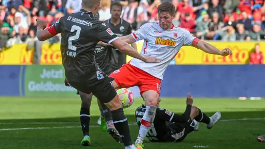 ndreas Albers von Regensburg (r) neben Aleksandr Zhirov von Sandhausen kurz vor seinem Treffer zum 2:1. (Foto: Armin Weigel/dpa)