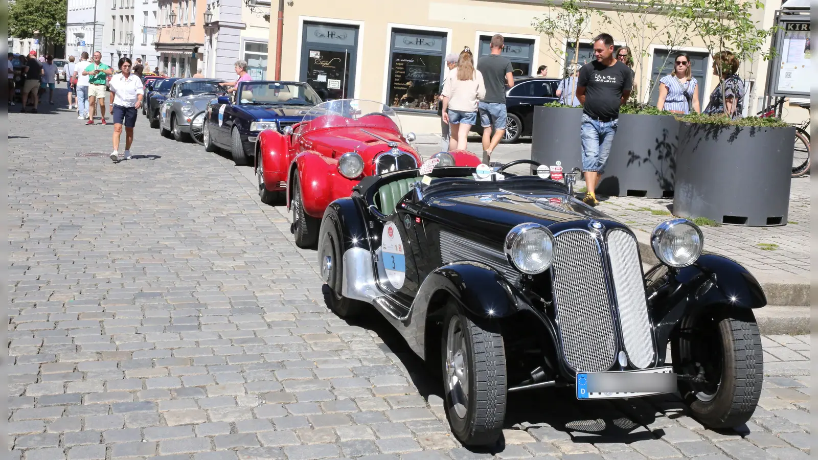 Die automobilen Schätze ernteten bewundernde Blicke. (Foto: Alexander Biernoth)