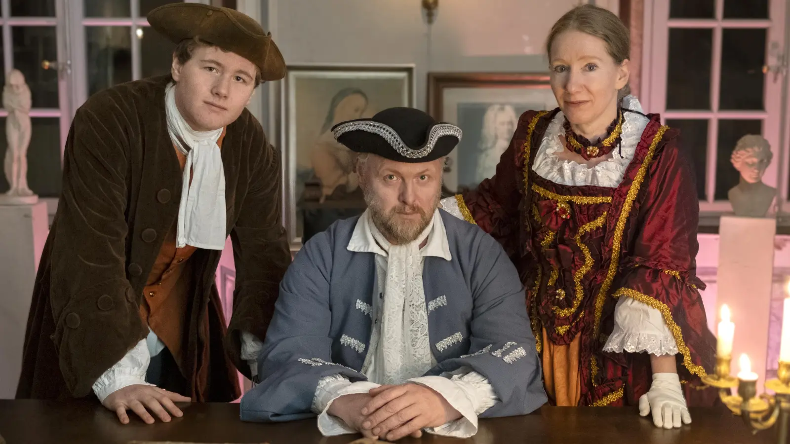 Die historischen Szenen des Films wurden im Brunner Schloss gedreht. Als Schauspieler fungierte die Familie Birnbach, der das historische Gebäude gehört. Damaris, Jens und Karl Birnbach (Mitte) ließen die zentralen Momente der Kirchengeschichte lebendig werden. (Foto: Peter Haag)