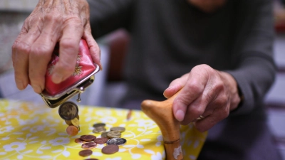 Frauen machen sich laut Umfrage mehr Sorgen um ihre finanzielle Altersvorsorge als Männer. (Symbolbild) (Foto: Felix Kästle/dpa)