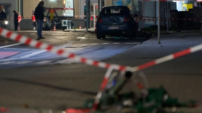 Nach dem Vorfall in der Gießener Innenstadt mit vier Verletzten hat die Polizei in alle Richtungen ermittelt.  (Foto: Sascha Ditscher/dpa)