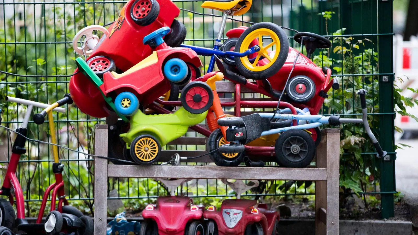 Heute leider geschlossen: Im Kita-Alltag müssen Eltern oft improvisieren. (Foto: Christoph Soeder/dpa/dpa-tmn)