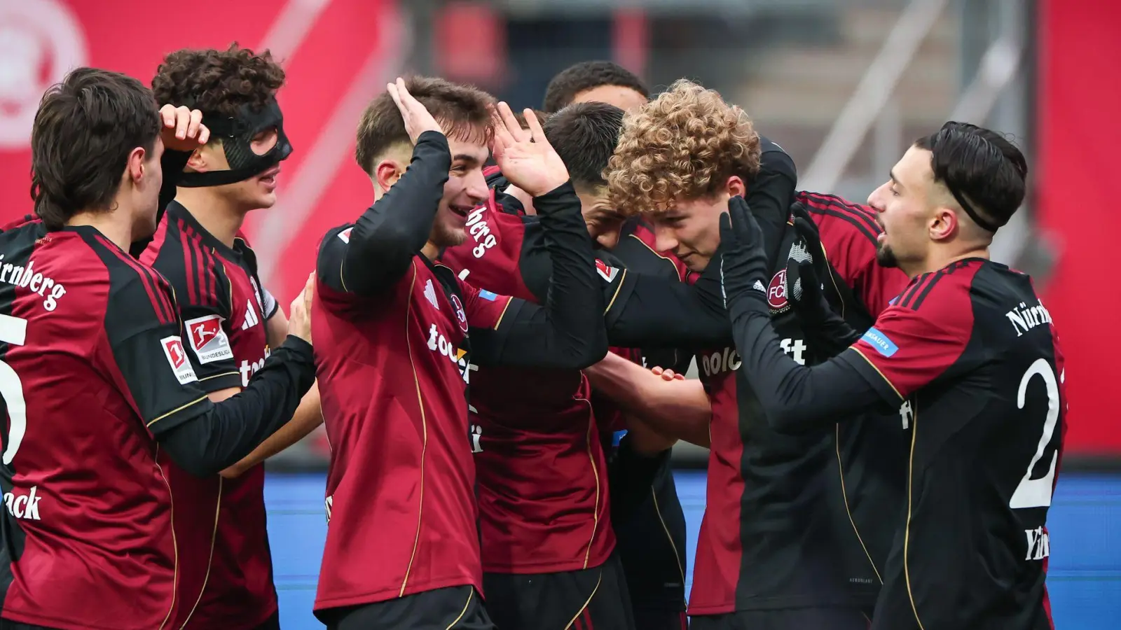 Seine Mitspieler wollen Matchwinner Piet Scobel gar nicht mehr loslassen. (Foto: Daniel Karmann/dpa)