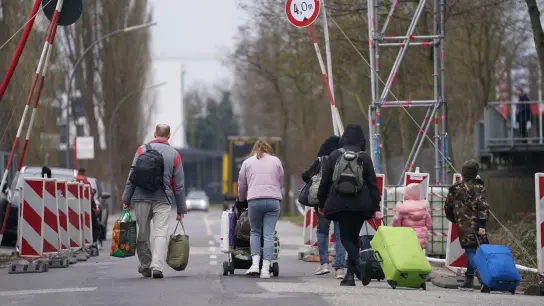 Aus der Ukraine vertriebene Menschen verlassen eine Flüchtlingsunterkunft in Hamburg. (Foto: Marcus Brandt/dpa)