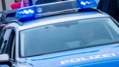Rund 300 Polizisten und Polizistinnen waren im Dresden im Einsatz. (Foto: Jens Büttner/dpa/Symbolbild)
