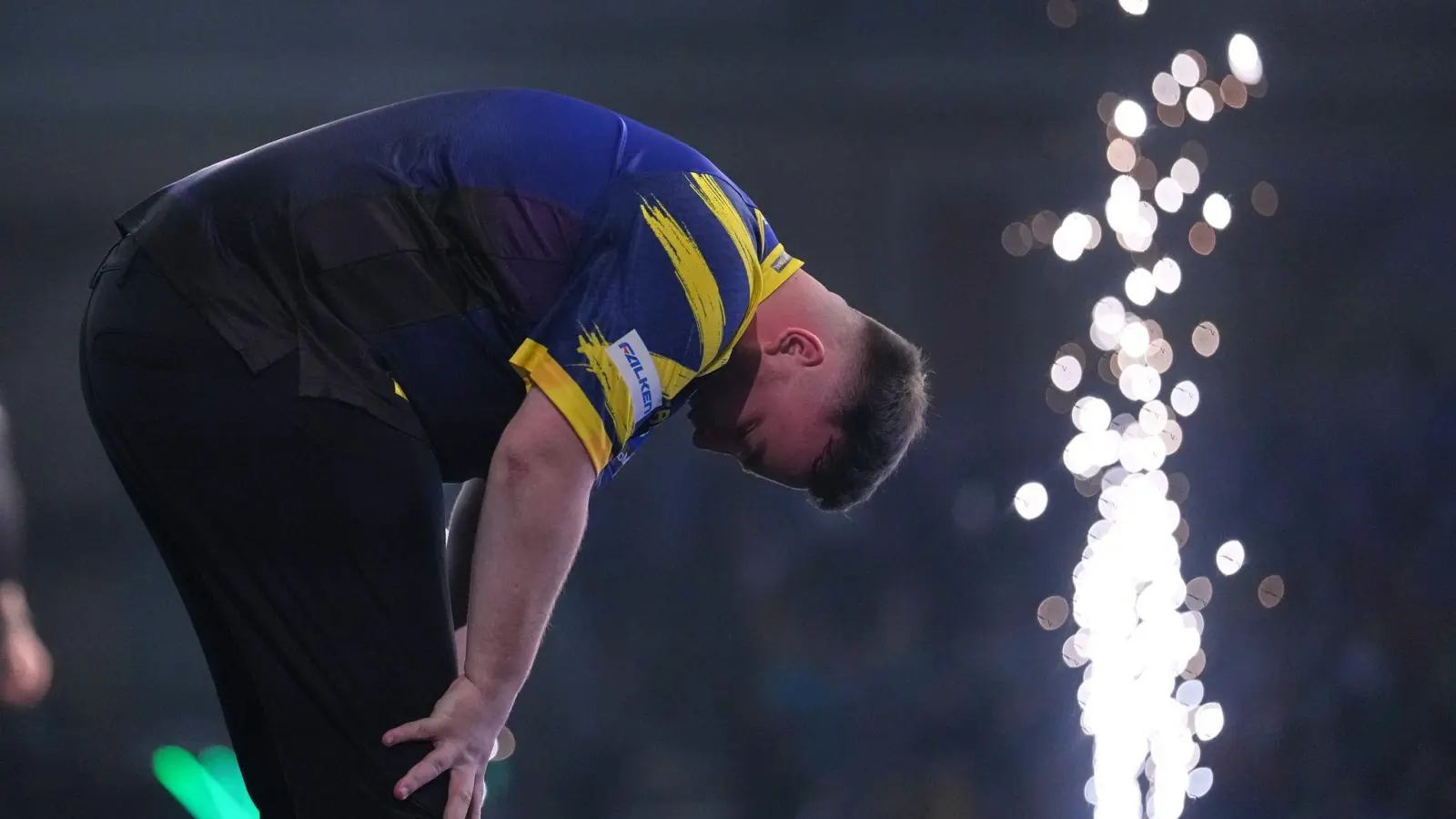 Littler ist nach dem Titel überwältigt. (Foto: Dave Shopland/AP/dpa)