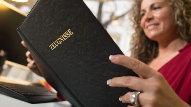 Ein&nbsp;Arbeitszeugnis muss die im Geschäftsleben üblichen formalen Mindestanforderungen erfüllen. Dazu kann auch das übliche Geschäftspapier eines Unternehmens gehören. (Foto: Klaus-Dietmar Gabbert/dpa-tmn)