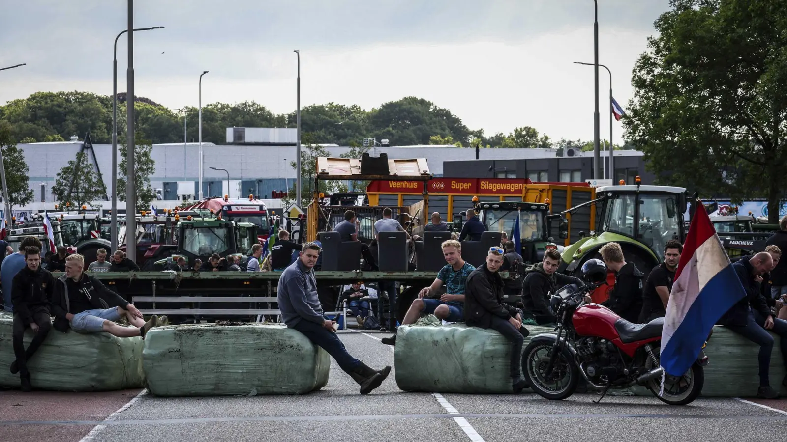 Landwirte blockieren das Verteilzentrum von Albert Heijn. (Foto: Vincent Jannink/ANP/dpa)