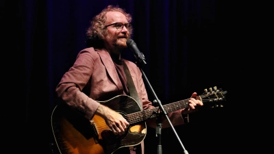 Versponnener Verseschmied und hibbeliger Quatschpoet: Friedemann Weise in seinem Programm „Das bisschen Content”. (Foto: Thomas Wirth)