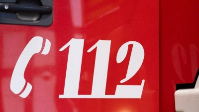 Die Feuerwehr rückte an, als im Allgäu wegen eines Sturms ein Zug entgleiste. (Symbobild) (Foto: Niklas Treppner/dpa)