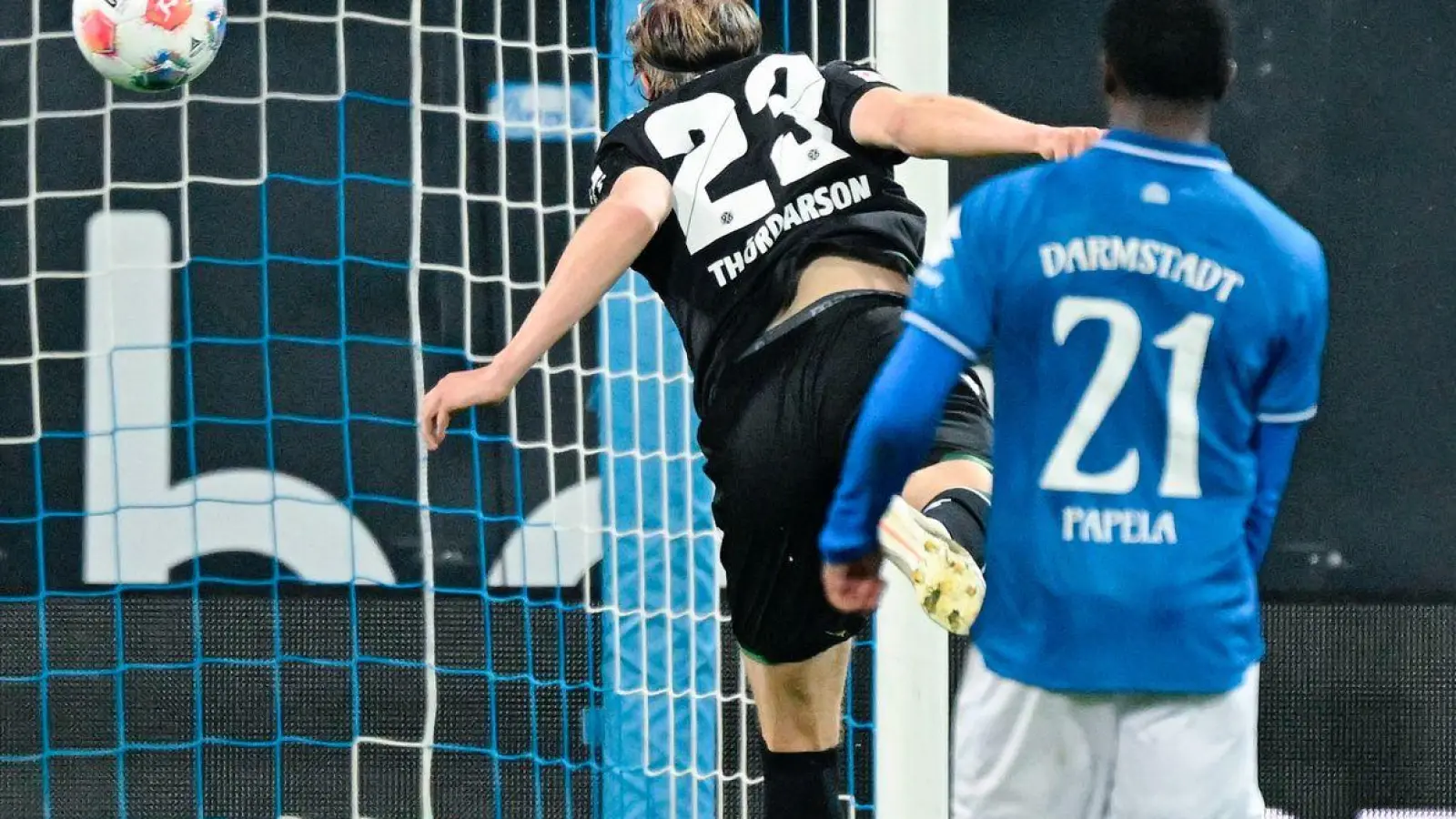 Merveille Papela schaut zu, wie Stefán Thordarson das 2:0 für Hannover per Kopf erzielt. (Foto: Uwe Anspach/dpa)