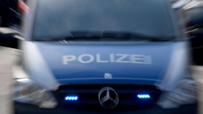 Nach einem Unfall in Simmershofen muss die Polizei klären, warum sich der Ausleger einer Feldspritze während der Fahrt löste. (Symbolbild: Carsten Rehder/dpa)