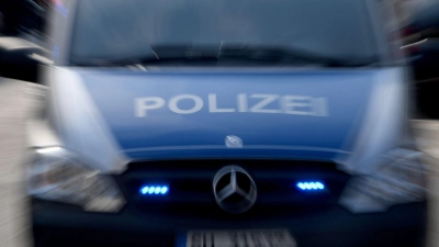 Mit einem Unfall auf der Autobahn hatte es die Polizei zu tun. (Symbolbild: Carsten Rehder/dpa)