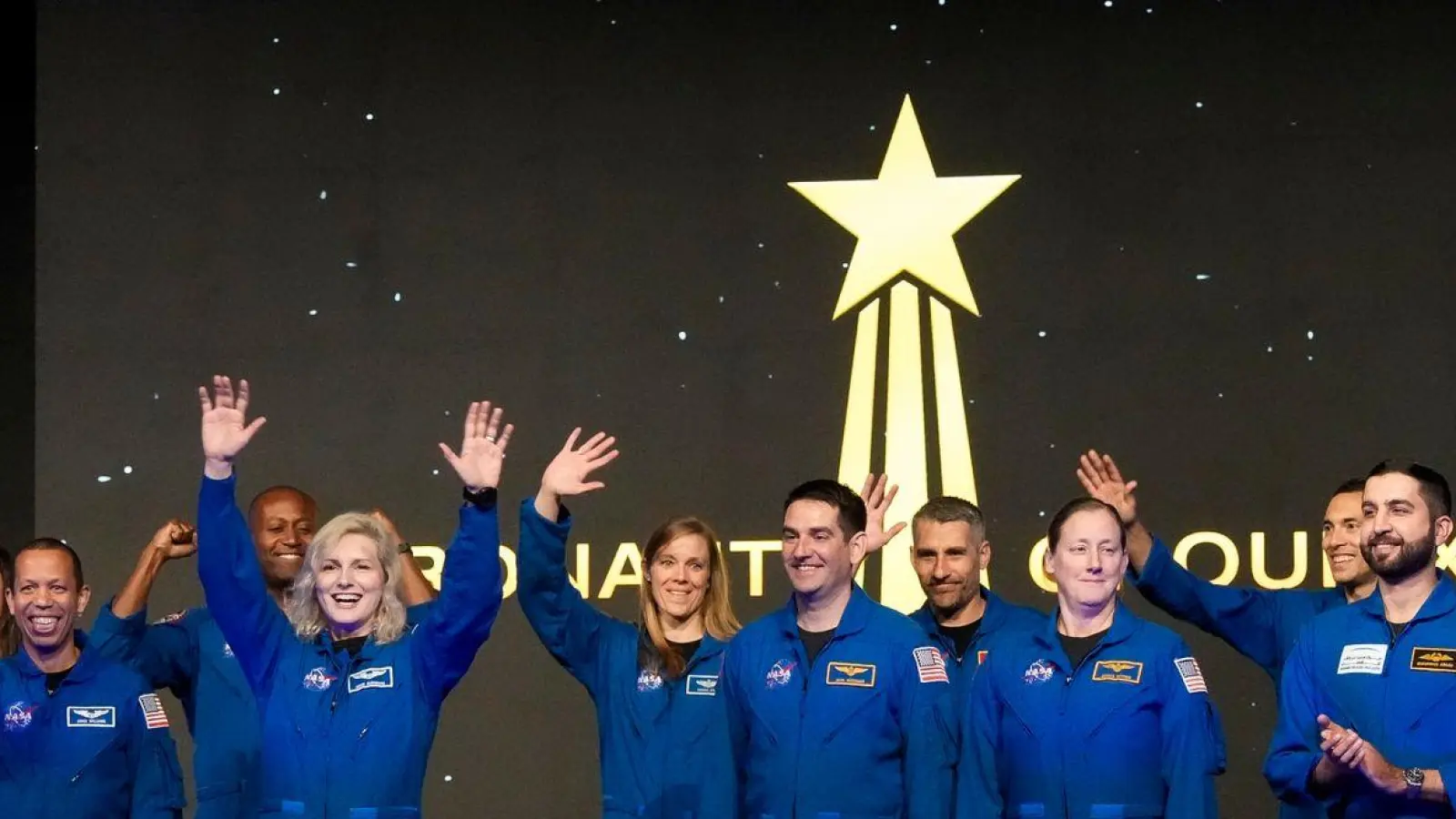 Die Astronauten der Nasa-Absolventengruppe XXIII winken der Menge zu, während sie bei der Abschlussfeier im Johnson Space Center in Houston vorgestellt werden. (Foto: Yi-Chin Lee/Houston Chronicle/AP/dpa)