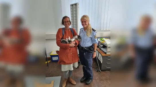 Katzenbesitzerin Alina Huber (l) mit Polizeikommissarin Elisabeth Sitka (r) und Katze „Rosie“. (Foto: Bundespolizei/dpa)