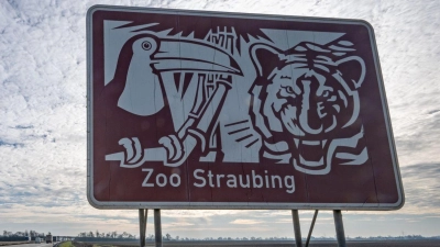 „Zoo Straubing” steht auf einem Hinweisschild an der Autobahn A3. (Foto: Armin Weigel/dpa)