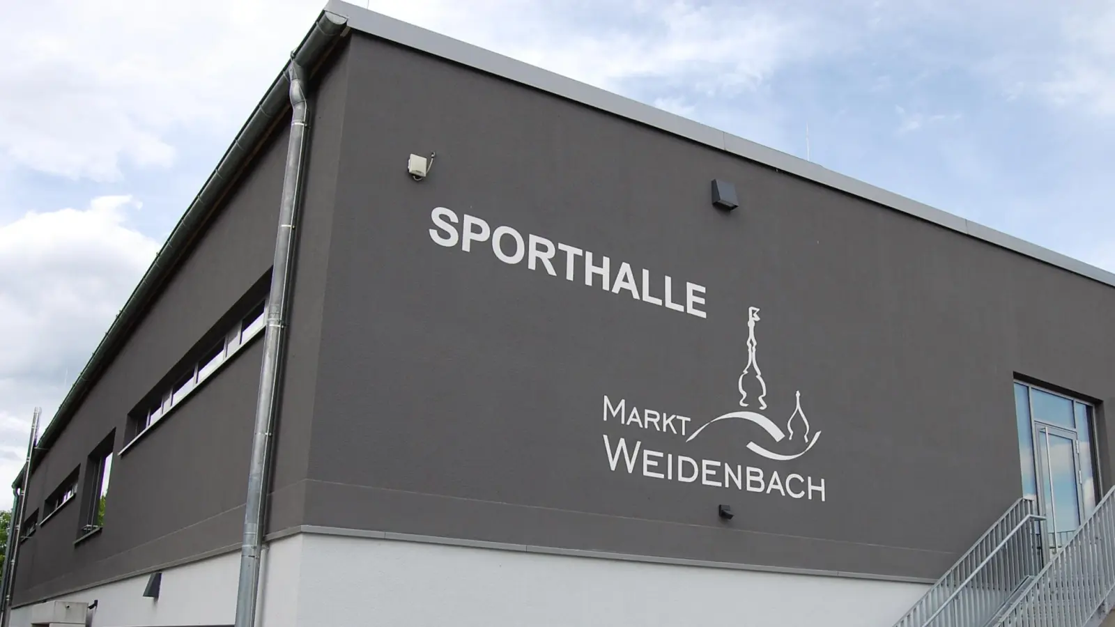 Die moderne Sporthalle in Weidenbach hat eine wichtige Funktion im Ort. (Foto: Christian Treffer)