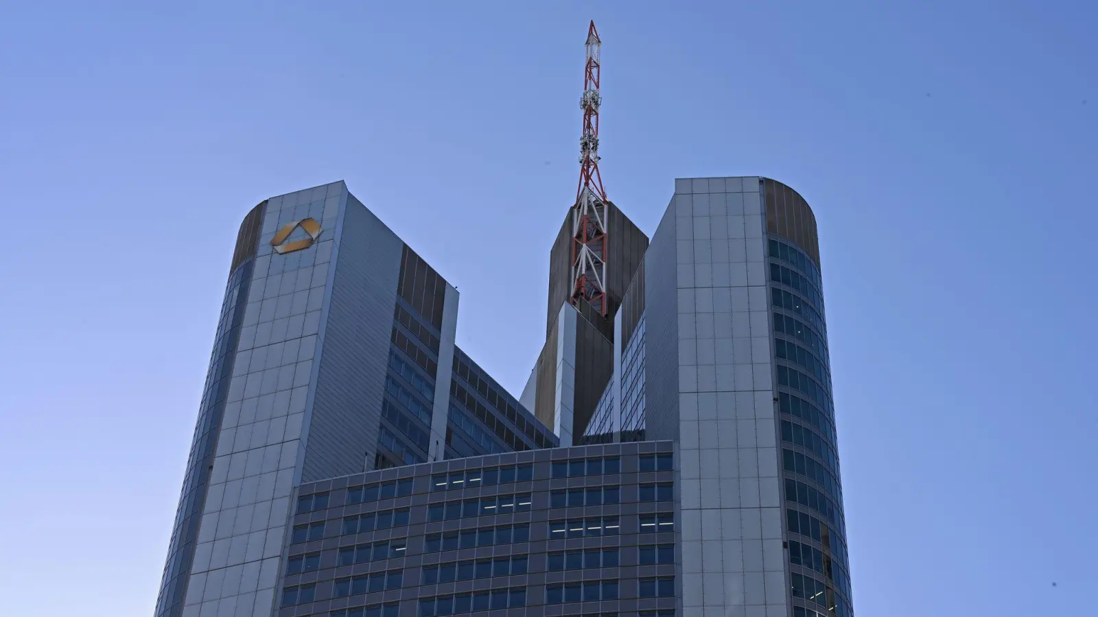 Die mögliche Commerzbank-Übernahme durch die Unicredit ist auch Thema in Berlin. (Foto: Michael Brandt/dpa)