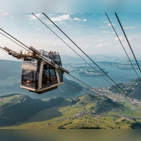 Den Vierwaldstättersee im Blick: In der CabriO-Bahn hinauf zum Stanserhorn ist die Aussicht beeindruckend. (Foto: Dominik Baur/Switzerland Tourism/dpa-tmn)