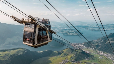 Den Vierwaldstättersee im Blick: In der CabriO-Bahn hinauf zum Stanserhorn ist die Aussicht beeindruckend. (Foto: Dominik Baur/Switzerland Tourism/dpa-tmn)