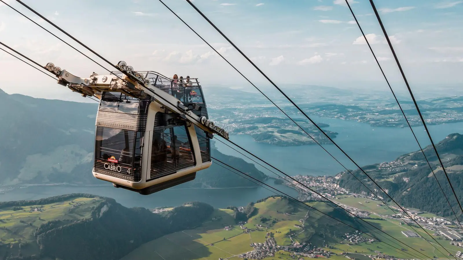 Den Vierwaldstättersee im Blick: In der CabriO-Bahn hinauf zum Stanserhorn ist die Aussicht beeindruckend. (Foto: Dominik Baur/Switzerland Tourism/dpa-tmn)