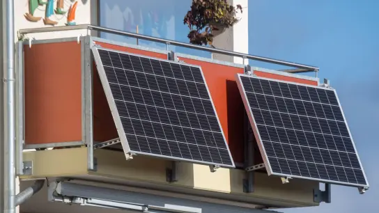 Die Bundesnetzagentur warnt vor mangelhaften Wechselrichtern für Balkon-Solaranlagen. (Foto: Stefan Sauer/dpa)